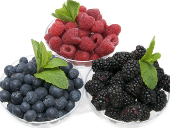 Bilde av skåler med blåbær, bringebær og bjørnebær