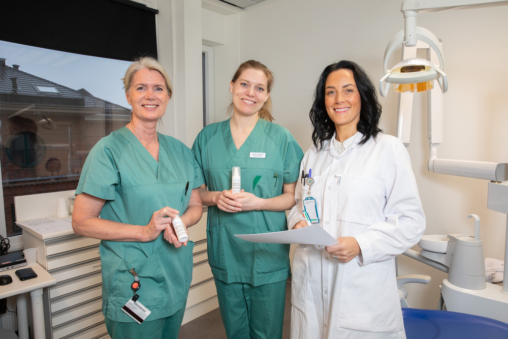 Fra venstre: Professor Janicke Liaaen Jensen, stipendiat Julie Frigaard og operasjonssykepleier Carina Athelie Skredlund (Smedsrud Medical Research). 