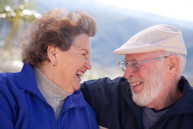 Illustrasjonsbilde, eldre kvinne og mann smiler og ler til hverandre
