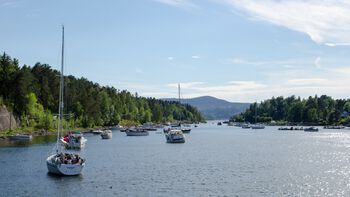 Foto av seilbåter på fjorden en fin sommerdag.