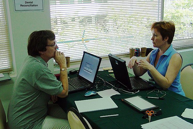 THAILAND 2005: Sigrid Kvaal (t.v.) jobber med sammenligning av tenner opp mot tannlegejournaler, for omkomne etter tsunamien i Thailand. Her i samarbeid med Sinnika Syrjelainen fra Finland.