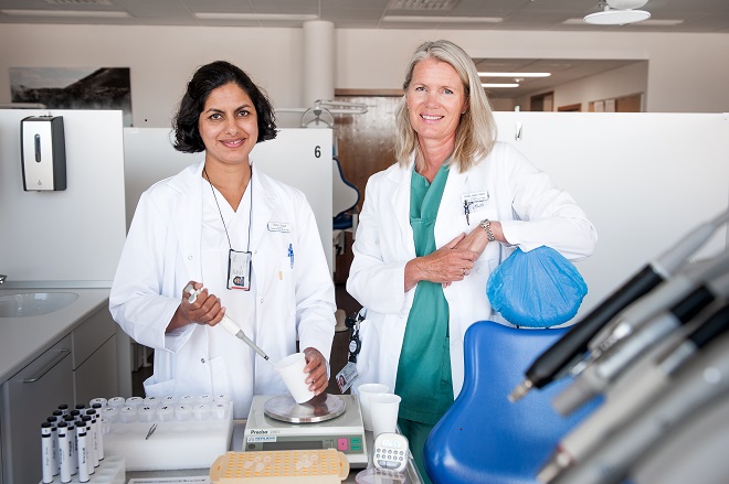 To kvinnelige forsker i laboratorium