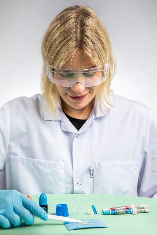 Doktorand Mina Aker Sagen iført vernebriller og plasthansker på laboratoriet