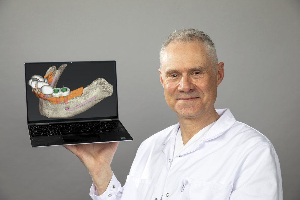 Henrik Skjerven viser fram PC-skjerm med digitalisert versjon av implantater brukt i doktorgradsstudien
