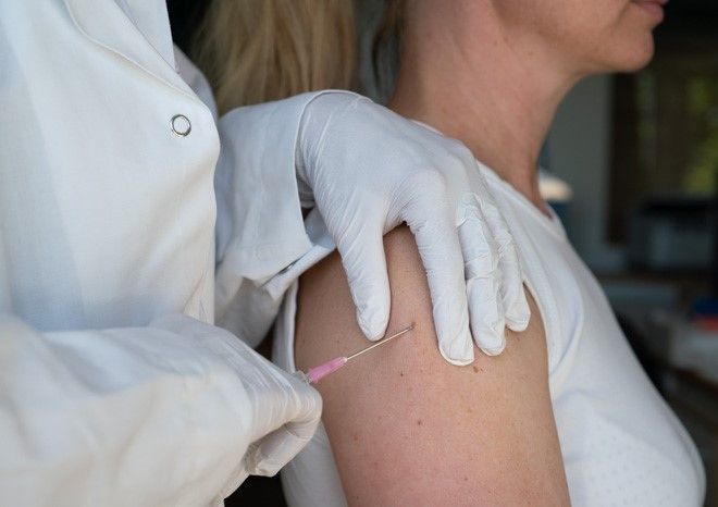 Person får vaksinesprøyte i armen