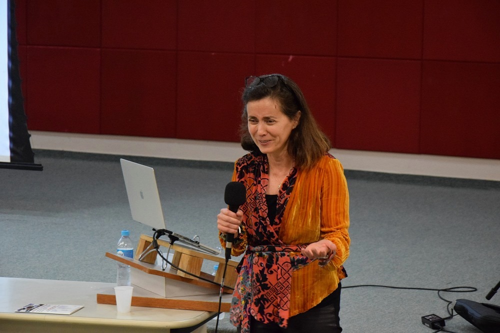 Professor Fernanda Petersen holder forelesning på RESISPARTs årlige symposium. Photo: Cesar Maia