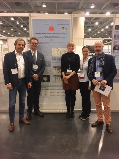 F.v. instituttleder ved IKO, Jan Eirik Ellingsen, Ph.d.-kandidatene Bjørn Einar Dahl, Mina Aker Sagen og Lisa Printzell, og Hans Jacob Rønold, foran Dahls poster.
