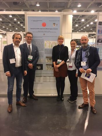 F.v. instituttleder ved IKO, Jan Eirik Ellingsen, Ph.d.-kandidatene Bjørn Einar Dahl, Mina Aker Sagen og Lisa Printzell, og Hans Jacob Rønold, foran Dahls poster.