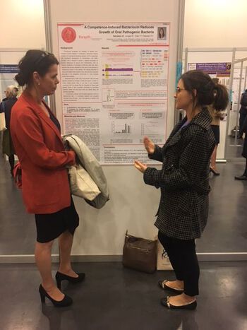 Ph.d.-kandidat Gabriela Salvadori da Silva forteller forskningsdekan Linda Hildegard Bergersen om sin poster.
