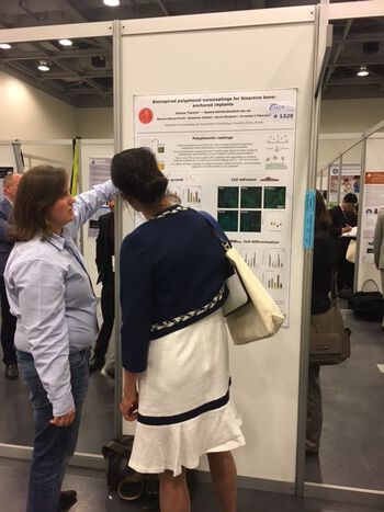 Postdoktor Hanna Tiainen forteller om sin poster.