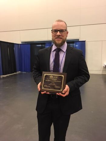 Ph.d.-kandidat Roger Junges med sin IADR Colgate Research in Prevention Travel Awards.