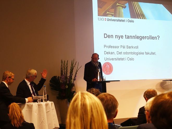 Dekan Pål Barkvoll innleia bolken som handla om korleis framtida ser ut i tannhelse-Noreg, med sine tankar om «Den nye tannleggerolla».
