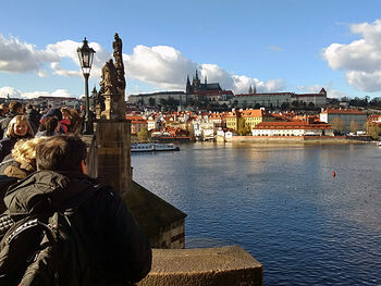 Bilde av slott på en høyde på andre sida av en elv i Praha.