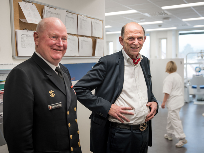 Bilde av kontreadmiralen og dekanen på besøk i fakultetets klinikk