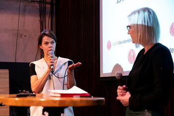 «Brennmerket» kom i stand etter initiativ frå Linda H. Bergersen (t.v.), prodekan for forsking ved Det odontologiske fakultet, og Aud V. Tønnessen, dekan ved Det teologiske fakultet.