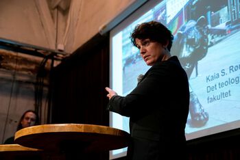 Postdoktor Kaia Rønsdal frå Det teologiske fakultet fortalte om si forsking under tittelen «Den skamfulle munnen og valgfridom».