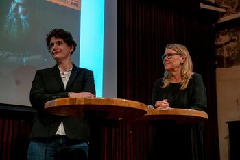 Kaia Rønsdal (t.v.) og Tiril Willumsen på scena på Kulturhuset.