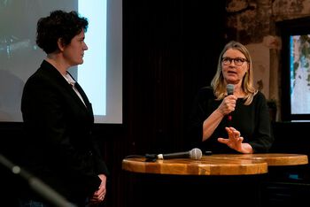 Tiril Willumsen (t.h.) svarar ordstyraren på eit hav spørsmåla hans.