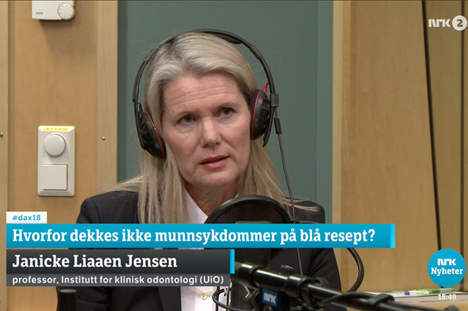 Bilde av Janicke Liaaen Jensen som sitter i et radiostudio med høreklokker på hodet og snakker inn i en mikrofon. Oppå skjermen nederst står teksten "Hvorfor dekkes ikke munnsykdommer å blå resept?"