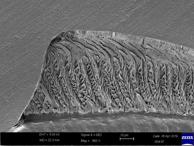 Skanningelektronmikroskopisk bilde av hjørnet av den krystallinske emaljen på en tann og 