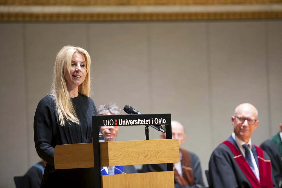 PhD Anna-Karin Abrahamson Johansen takket UiO, veiledere og familie og venner på vegne av alle doktorandene.
