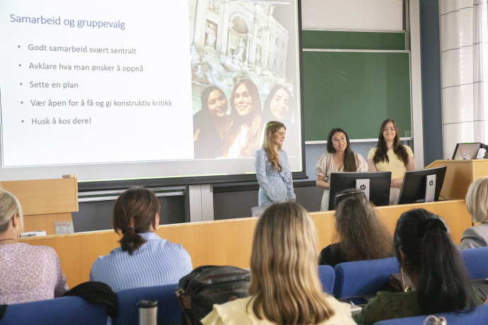 Studenter presenterer bacheloroppgaven sammen