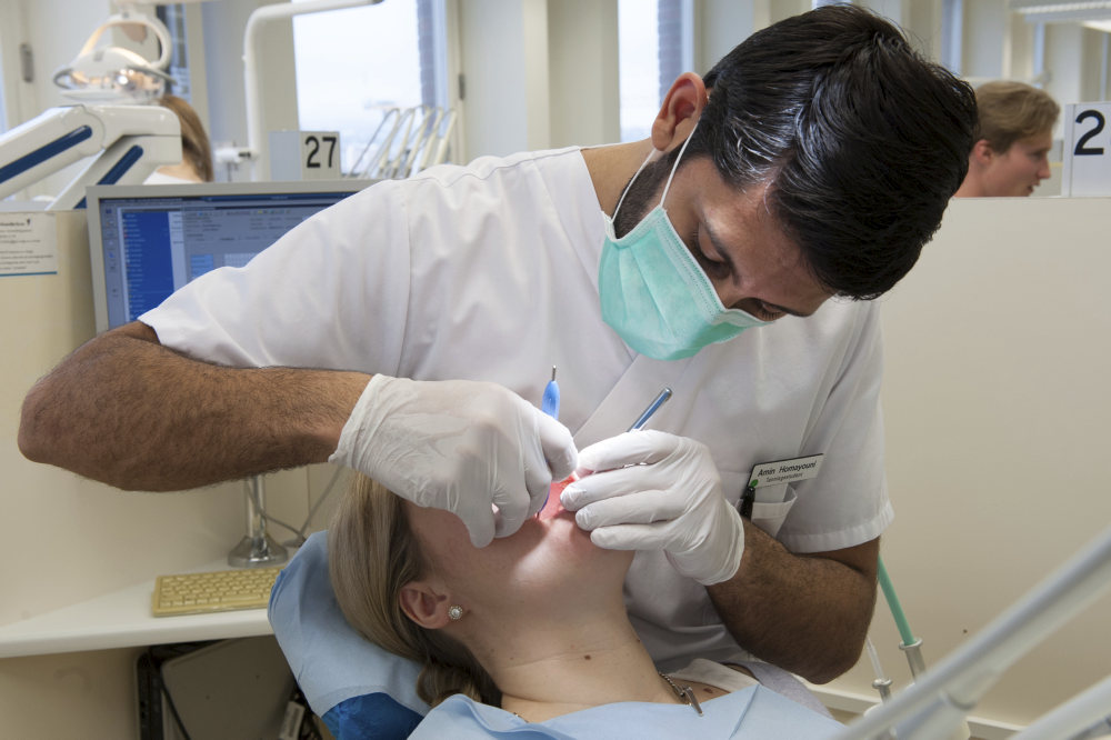 tannlege behandler pasient