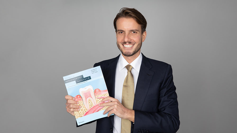 Forsker, underviser og kliniker Mario Romandini viser stolt fram tidsskriftet Journal og periodontal research som han er ny sjefredaktør for