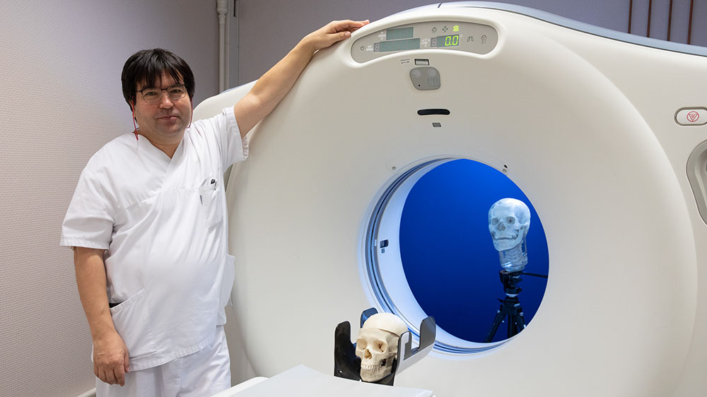 Radiograf Seid Dabestani med CT-maskinen før demontering
