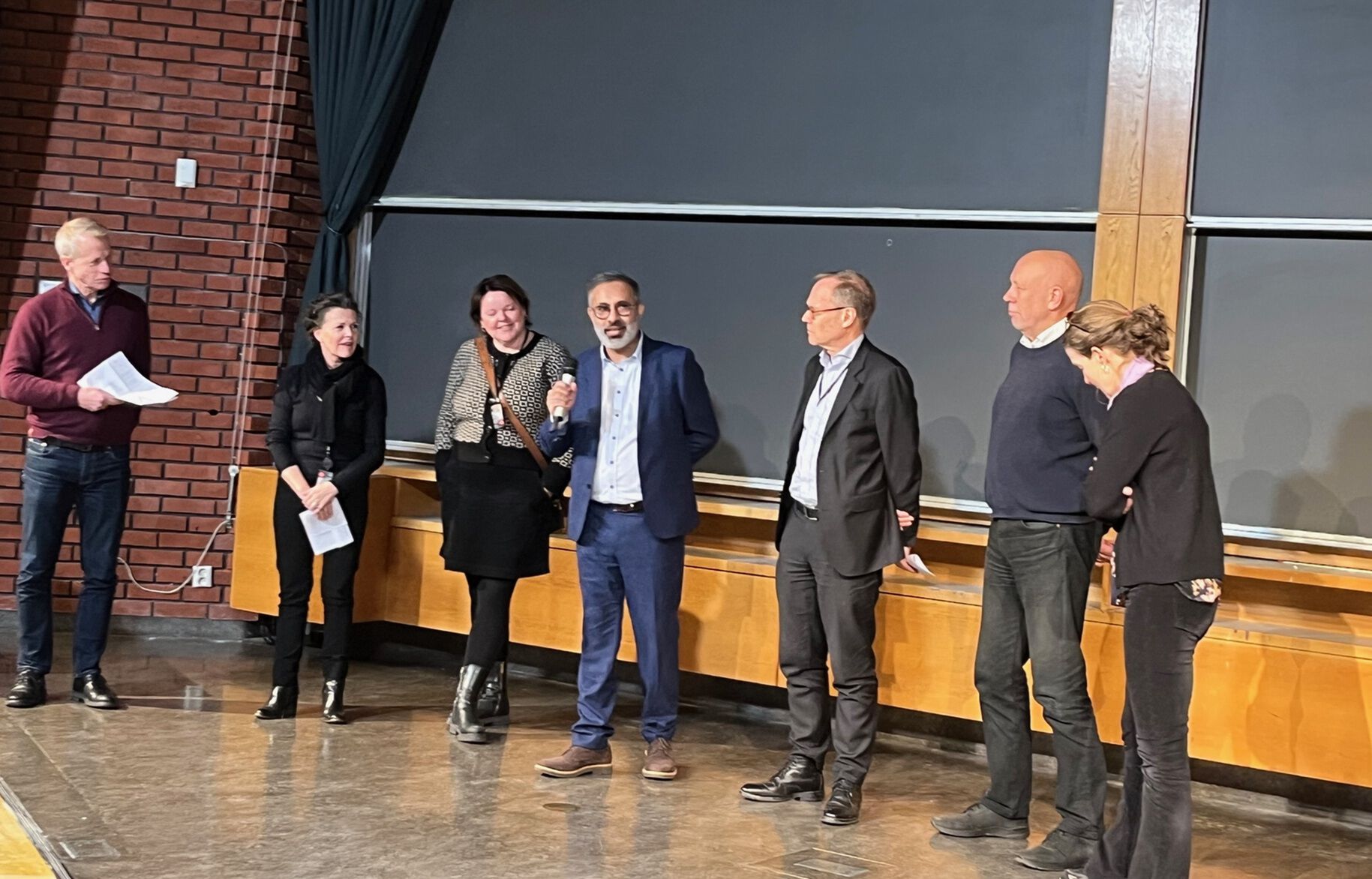 På scenen