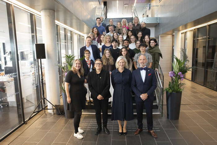 Gruppebilde med mennesker i trappen