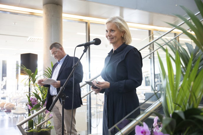 Bildet kan inneholde: frakk, formelt antrekk, funksjonær, dress, blazer.