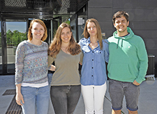 Foto av de fire internasjonale studentene som deltok på møtet.