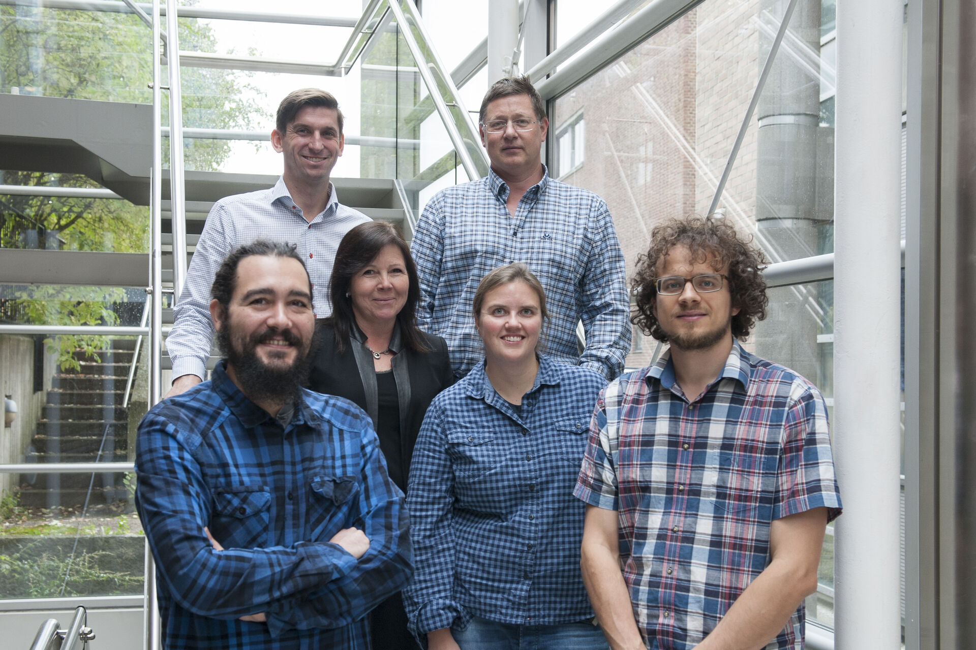 Gruppebilde av seks av forskerne ved Avdeling for biomaterialer.