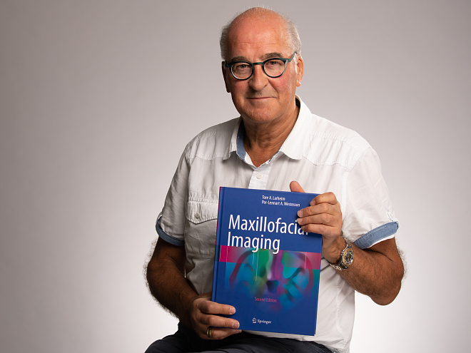 Professor Tore A. Larheim med boken "Maxillofacial imaging"