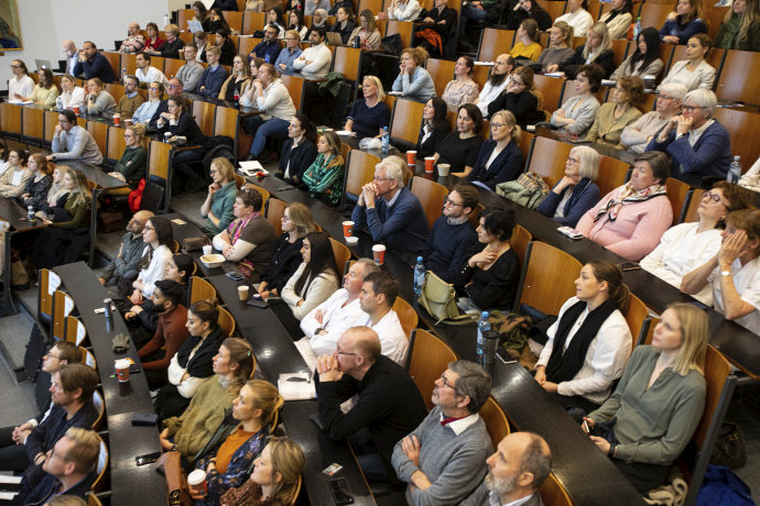 Ansatte og studenter samlet i Store auditorium