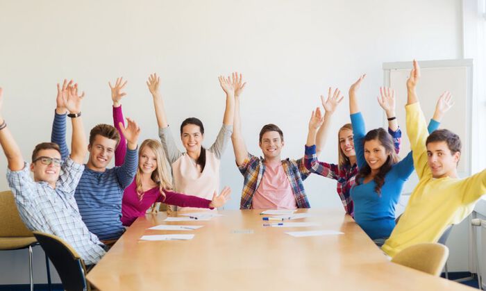 Glade studenter i et klasserom