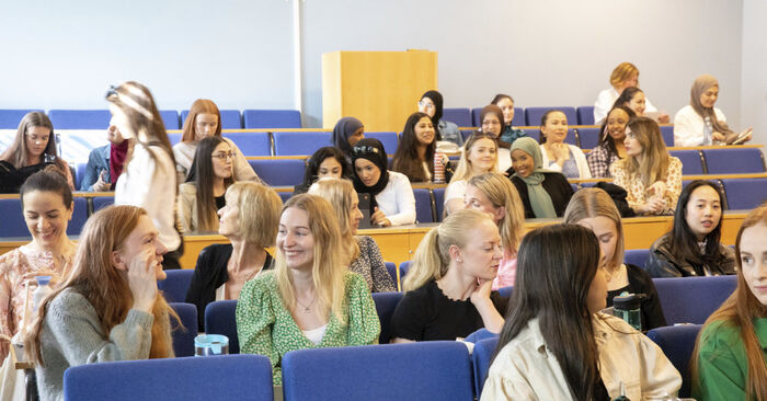 Studenter i auditorium