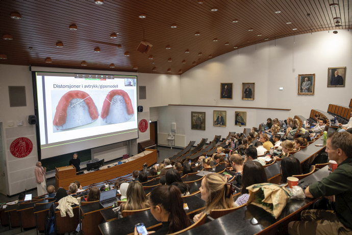 Masterstudentene presenterer oppgavene sine i store auditorium