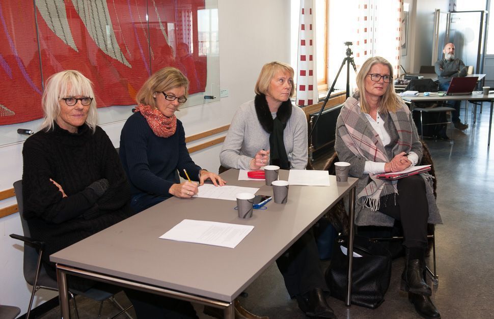 F.v. Jorun Torper, Alix Young Vik, Anne Merete Aass og Janicke Liaaen Jensen følger med på presentasjonen av hva deltagerne har jobbet med på kurs i klinisk veiledning, januar 2016.